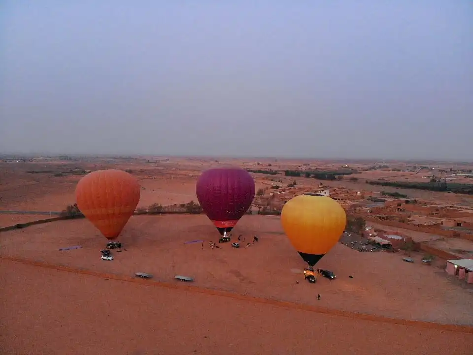 départ trio montgolfière au dessus du désert de Marrakech