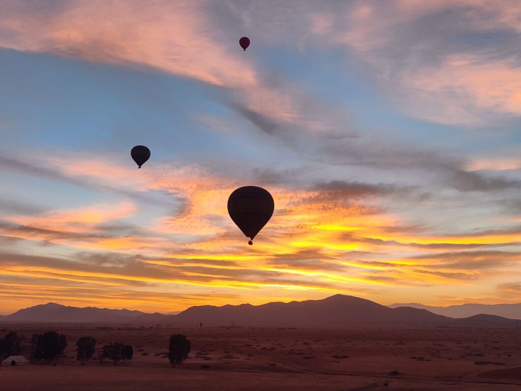 Envol de Montgolfiere dans le desert marocain.