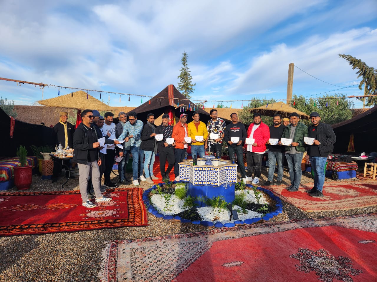 Photo souvenir avec un groupe de passager lors de la remise du certificat de Vol classique.