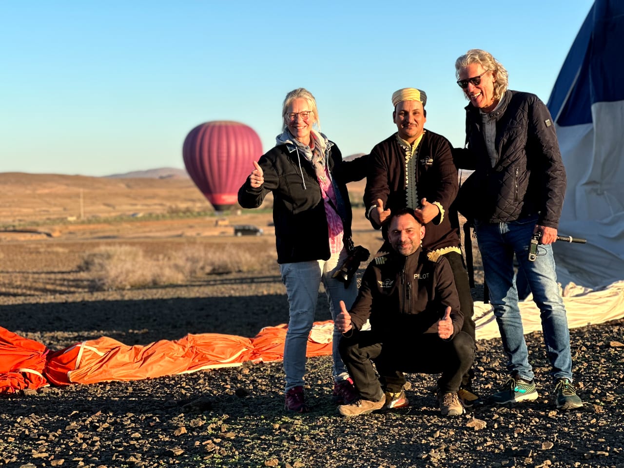 Photo souvenir client sastisfait du vol royal avec les équipes Oasis Baloon.