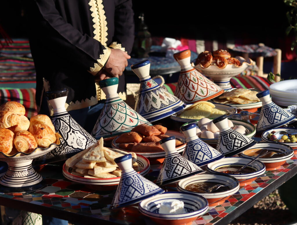 Repas traditionnel marocain sur la zone d'envol près de Marrakech.