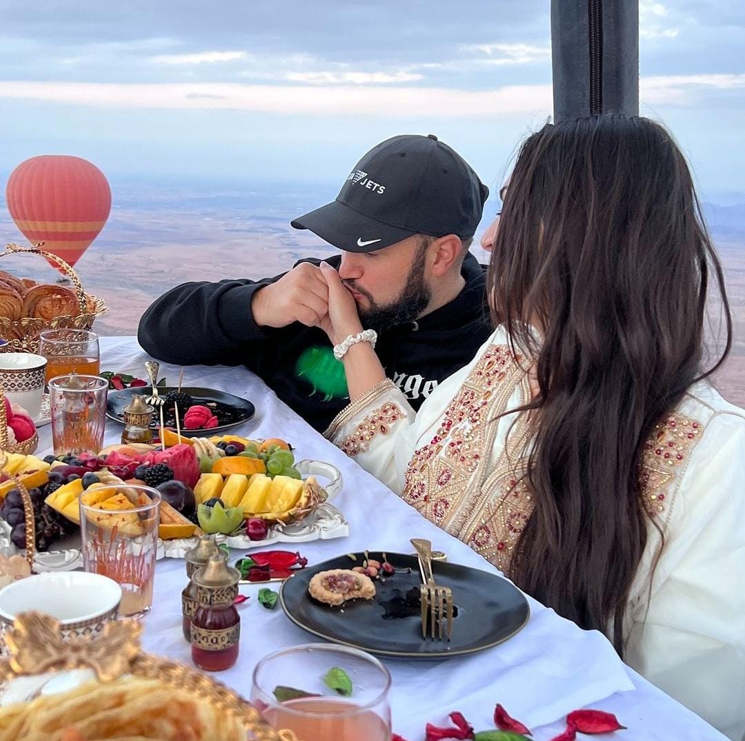 Un jeune couple en vol royal au dessus de marrakech avec Oasis Balloon.